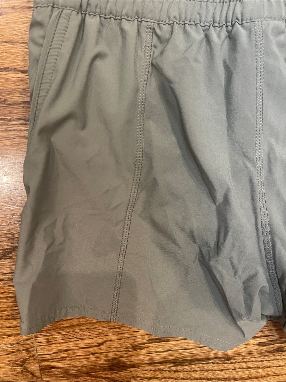 Vuori Women's Clementine 2.0 Shorts in Olive gray Sz M - Picture 12 of 13